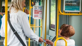 Kontrolleurinnen in S-Bahn von Frauen verletzt