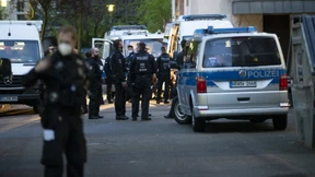 Polizei durchsucht Flüchtlingsunterkünfte nach tödlichem Angriff