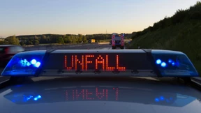Lange Blockade der A44 nach Lastwagen-Unfall