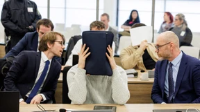 Unbeteiligte in Unterwäsche