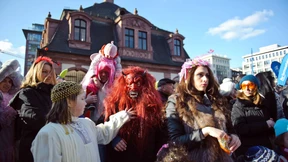 Fastnachtszug rollt durch die Stadt 
