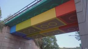 Graue Fassaden – verwandelt in bunte Kunstwerke