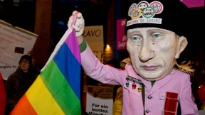 Im Duschraum mit nackten Riesenfrauen