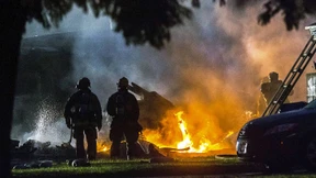  Kleinflugzeug stürzt auf Wohnhäuser