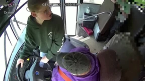 Busfahrerin kollabiert – Siebtklässler greift ein