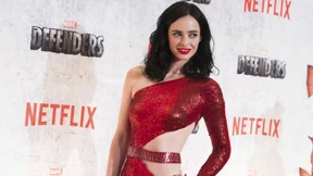 Sie haut ihre Gegner aus dem Anzug