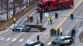 Straße in Nebraska bricht ein – Autos stürzen in riesiges Loch