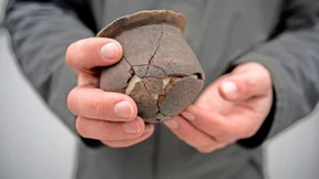 Verwittertes Armband aus der Bronzezeit