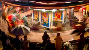 Weihnachtsbaum stürzt auf Kinderkarussell