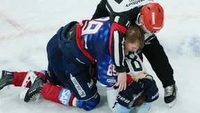 Mit den Fäusten gegen den Kopf