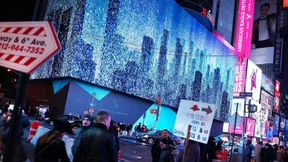 Größte Werbetafel Amerikas in New York angeschaltet