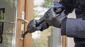 Einbrecher kommen durch die Terrassentür