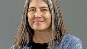 Männer vor Flusslandschaft