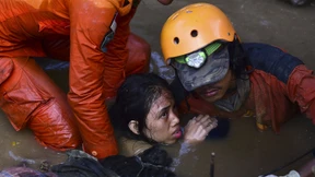 In den Trümmern ums Überleben kämpfen