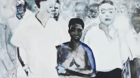 Die Frau mit blondiertem Haar malt