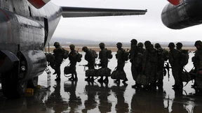 Schießt auf alle Gegner unseres Krieges