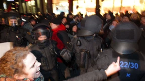 Journalisten verprügelt - Zusammenstöße am Bahnhof