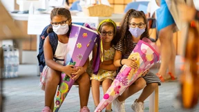 Mit Mäppchen und Maske