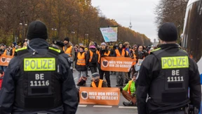Letzte Generation blockiert Straße des 17. Juni