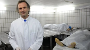 Im Schutzanzug am Seziertisch