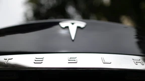 Ein Mann lässt Tesla-Aktienkurs steigen