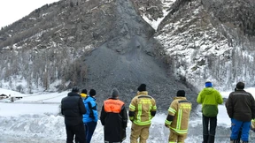 130 Dorfbewohner nach Felssturz eingeschlossen