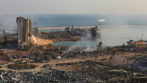 Frau betritt zerstörte Wohnung in Beirut