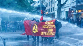 Polizei in Hamburg setzt Wasserwerfer ein