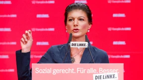 Denn sie wissen, wer die Torte auf Sahra Wagenkecht warf