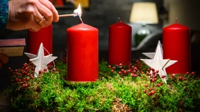 Hochhaus nach Brandstiftung an Adventskranz teils evakuiert