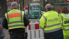 Junge Frau stirbt nach Unfall bei Rosenmontagsumzug in Halle