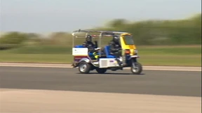 Aufgemotztes Tuk-Tuk fährt 120km/h