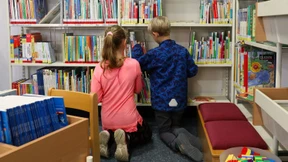 Zu Büchern findet man nicht allein