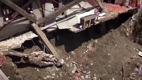 Schlammlawinen und heftiger Regen zerstören Häuser