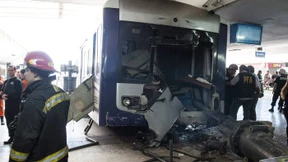 Zug rast übers Gleisende hinaus