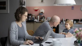 Mütter in der Corona-Pandemie stärker belastet als Väter