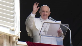 Papst laut Vatikan nach Darm-OP wohlauf