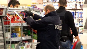 Hausdetektiv legt Handgranate in Spielzeugregal