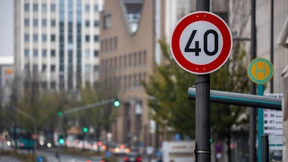 Schilder weisen auf Tempo 40 hin