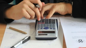 Amerikanische Polizistin hilft kleinem Jungen bei Hausaufgaben