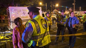 Auto rast in Zuschauermenge