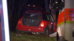 Auto kommt von nasser Straße ab