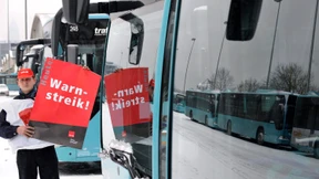 Fahrer privater Buslinien streiken für mehr Lohn