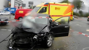 Auto schleudert in Fußgängergruppe – zwei Tote