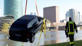 Auto versinkt komplett in Main