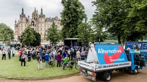 Erklären schon Krisenerfahrungen allein autoritäre Haltungen?
