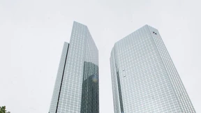 „Die-in“ vor den Bankentürmen