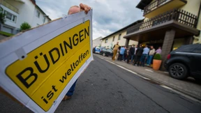 Tortenschlacht um die AfD