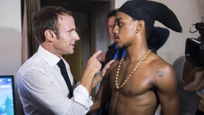 Le Pen empört sich über Stinkefingerfoto mit Macron