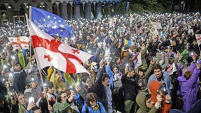 Mit Skibrille und Europafahne